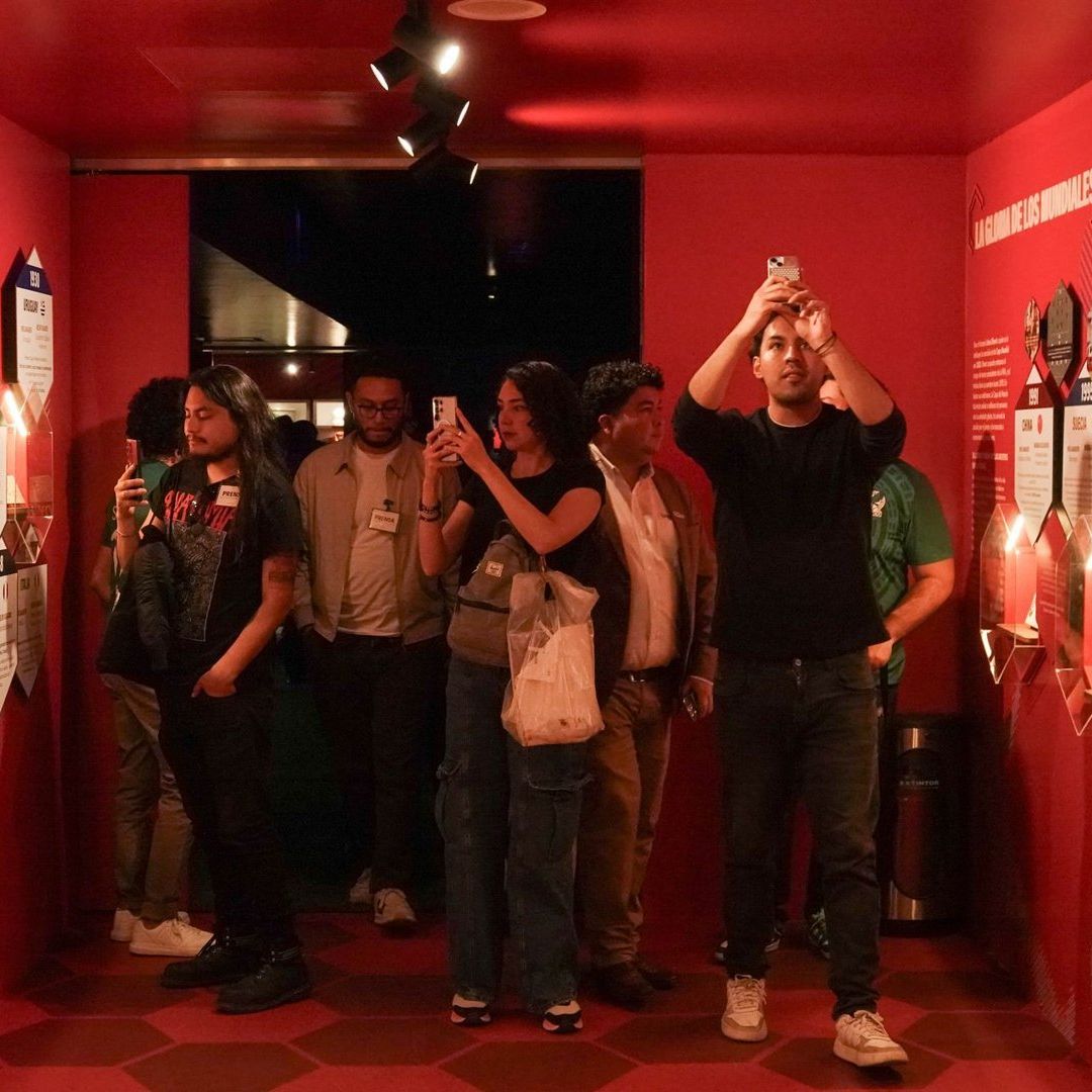 La exposición analiza el impacto social del balompié